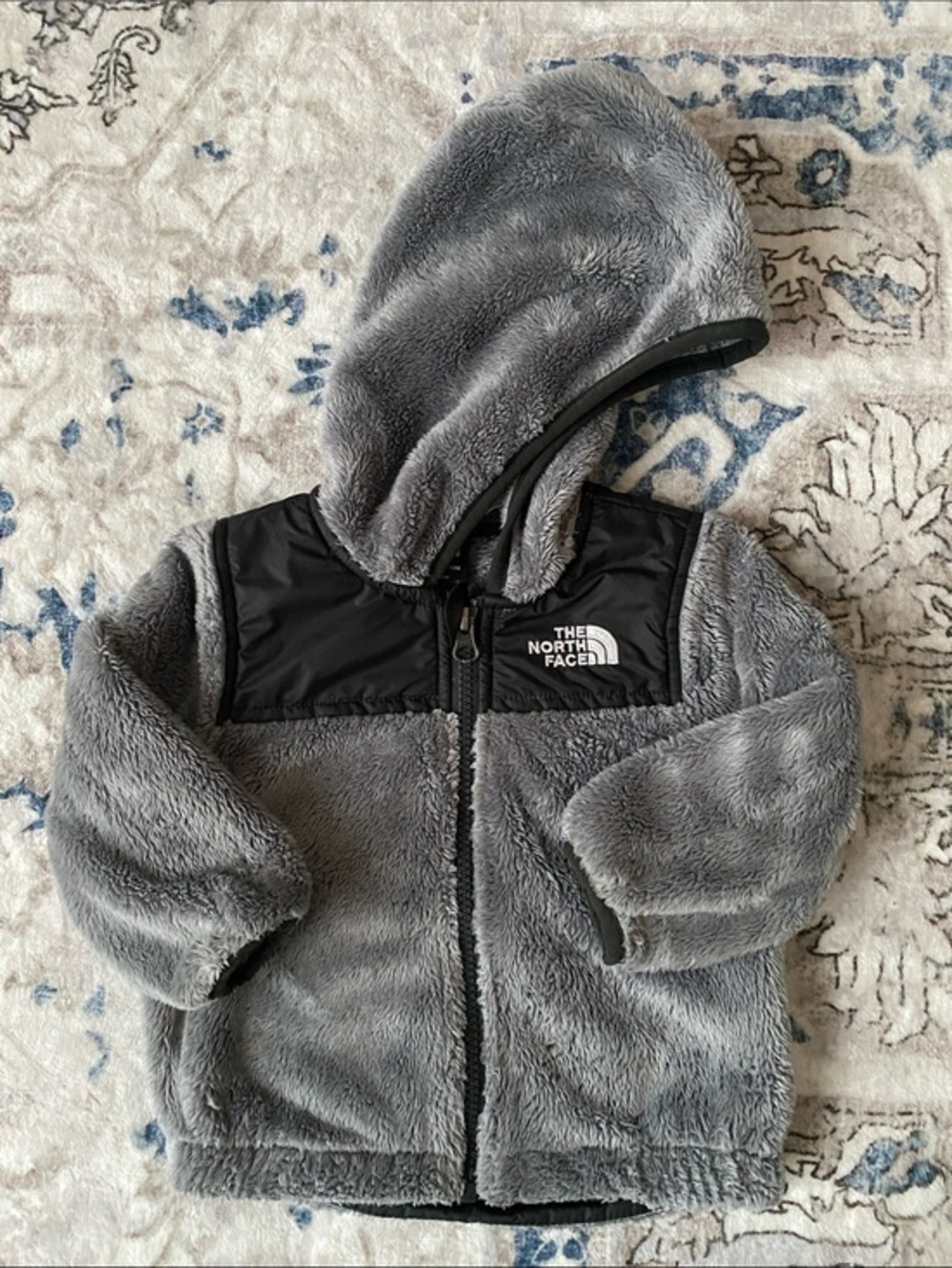 The North Face Baby Grey & Black Plush Hooded Fleece Jacket (6-12m)